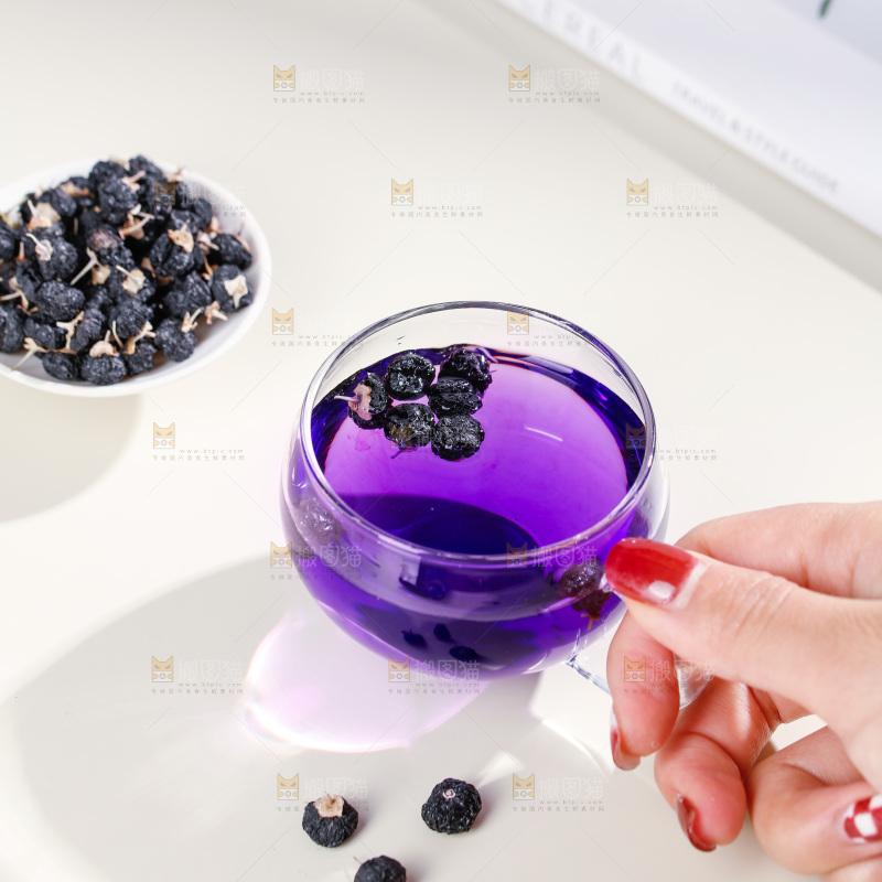 杯子里装着黑枸杞茶