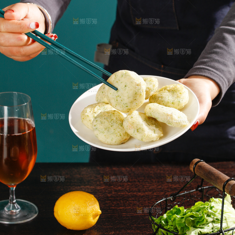 深底上的鲜虾饼