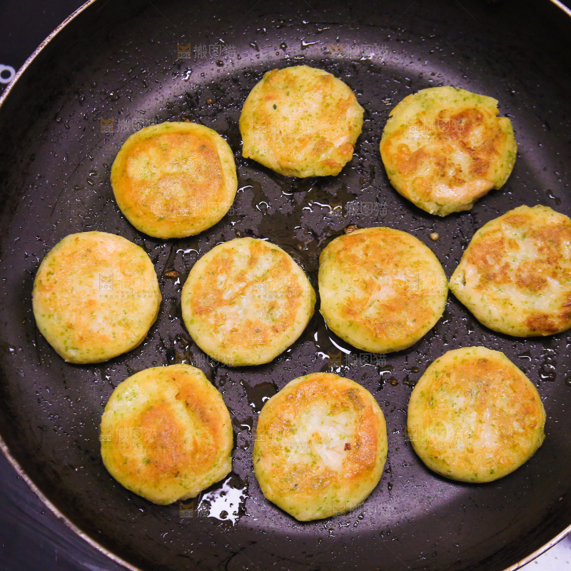 锅里的海苔鲜虾饼