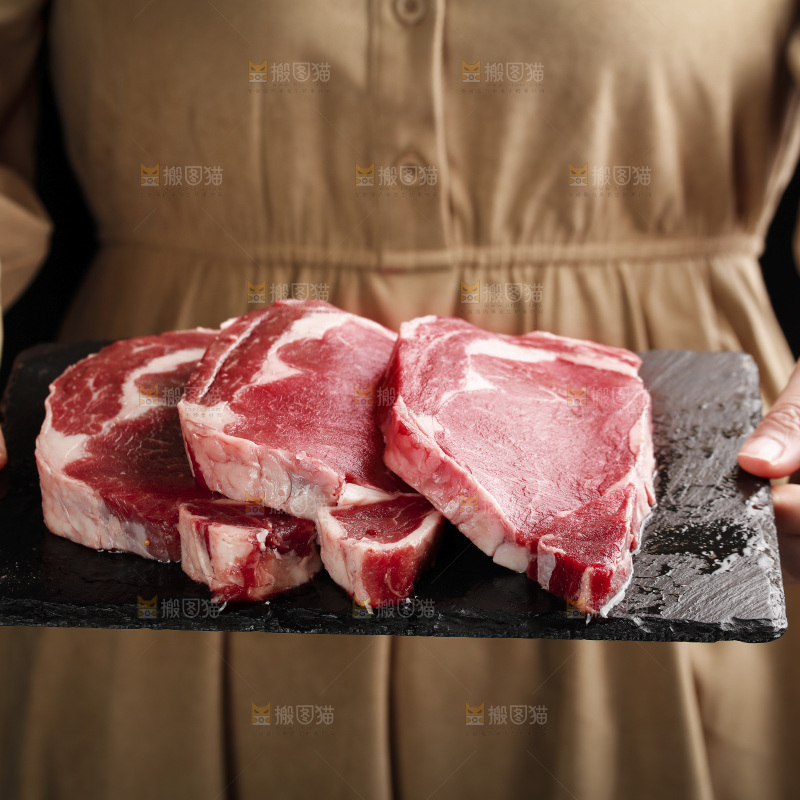 深底上的新鲜牛排