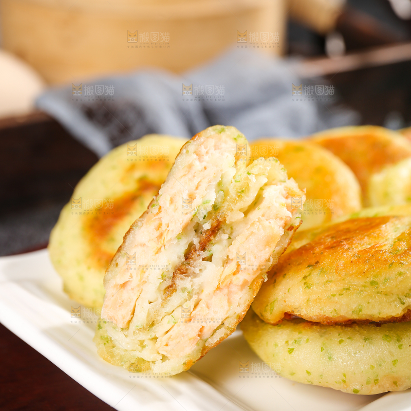 深底上的海苔鲜虾饼
