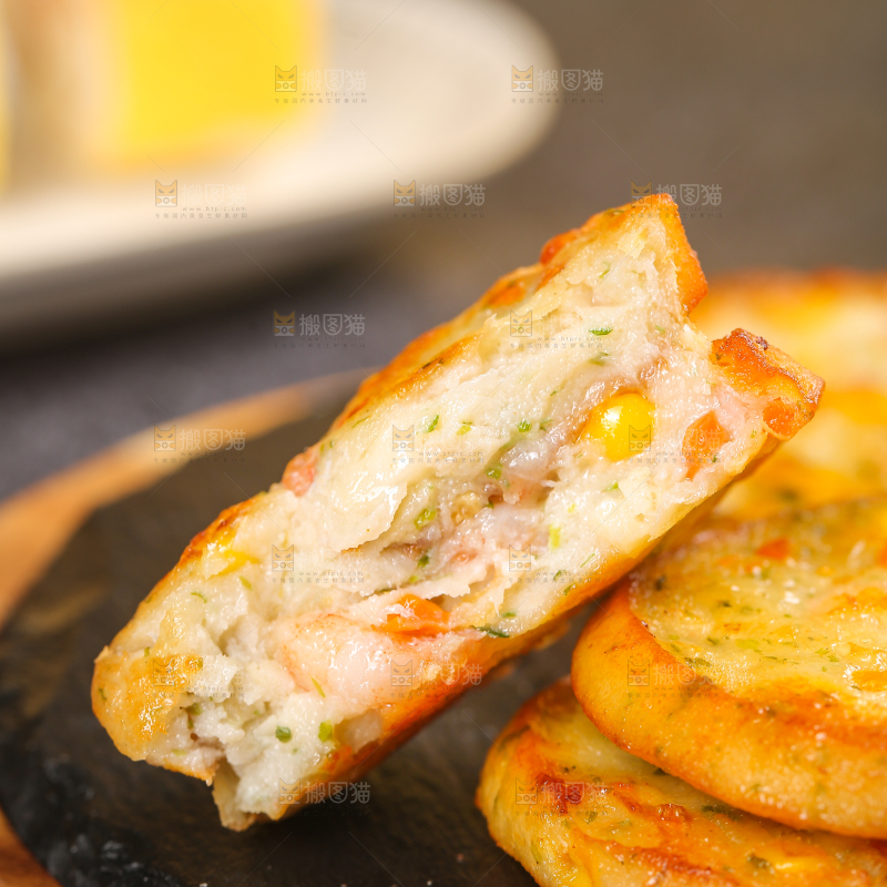 深底上的果蔬鲜虾饼