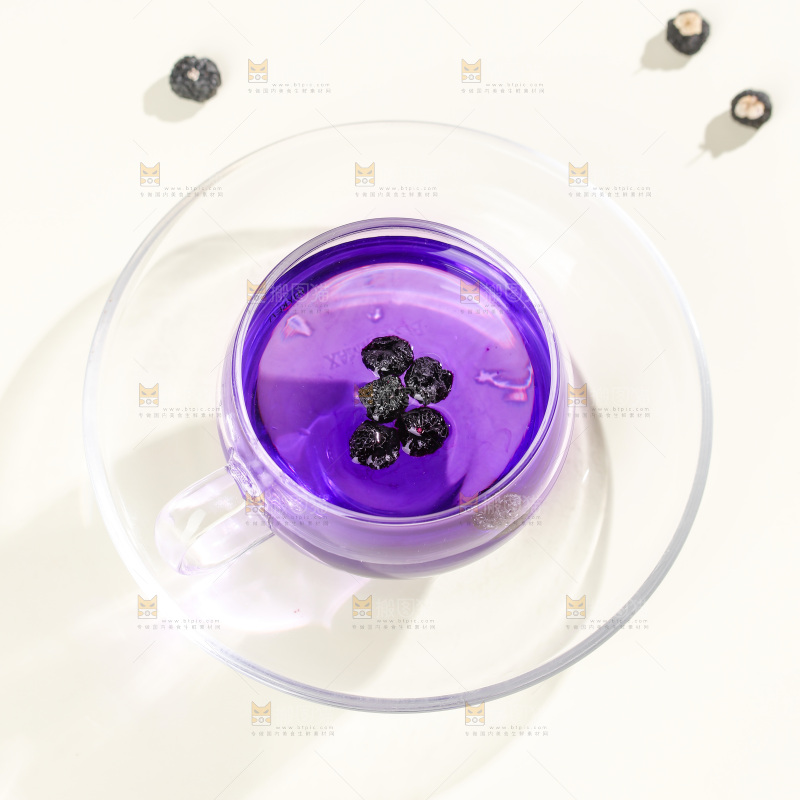 杯子里装着黑枸杞茶