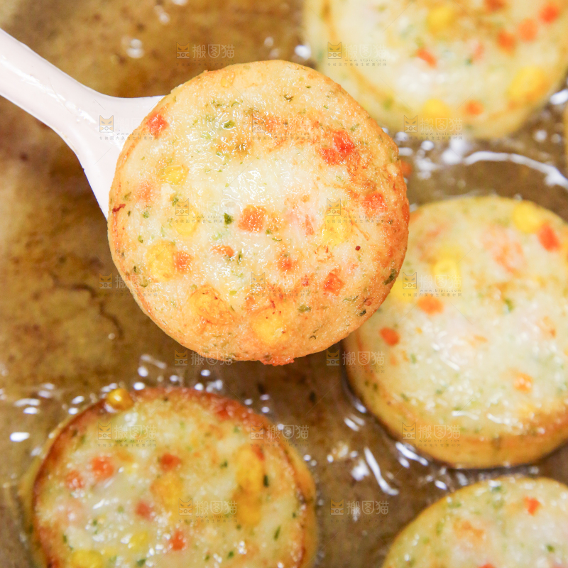 锅里的果蔬鲜虾饼