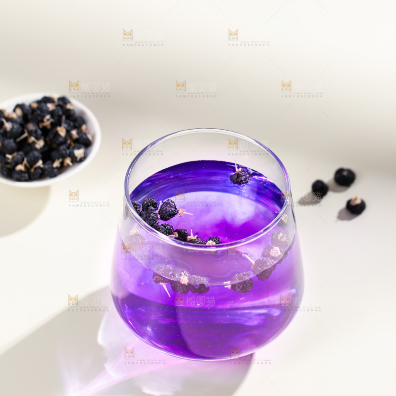 杯子里装着黑枸杞茶