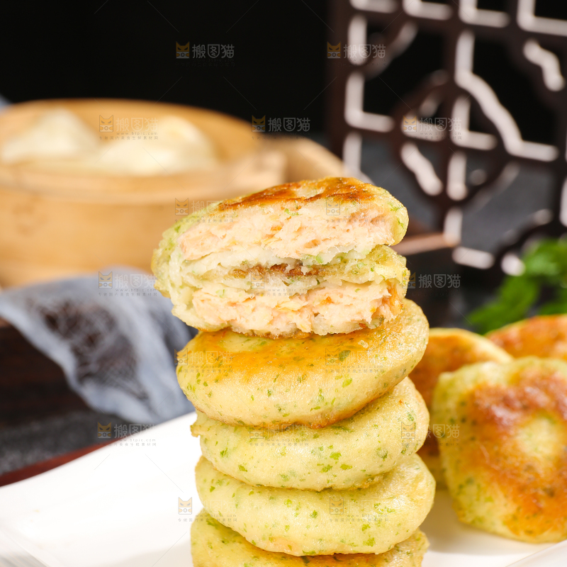 深底上的海苔鲜虾饼