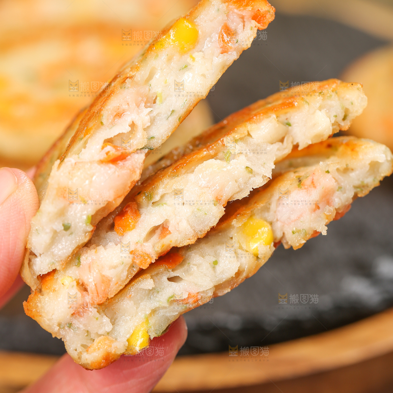 深底上的果蔬鲜虾饼