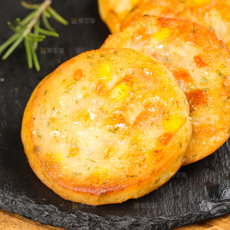 深底上的果蔬鲜虾饼