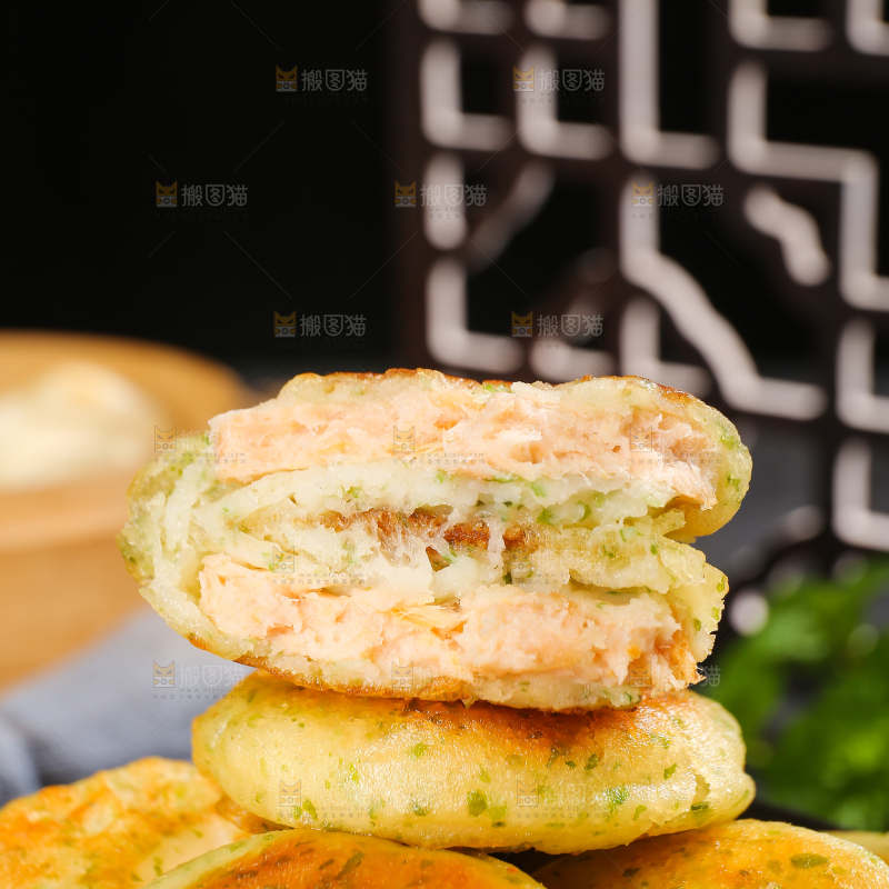 深底上的海苔鲜虾饼