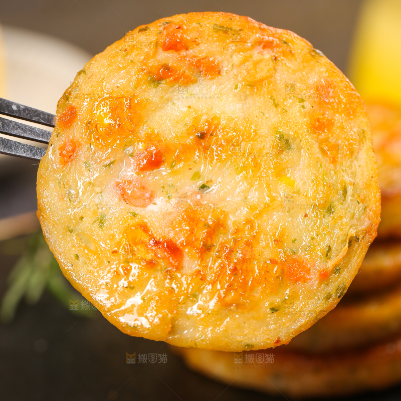 深底上的果蔬鲜虾饼