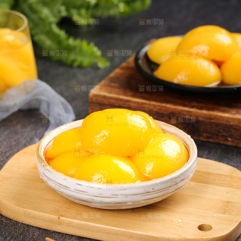 深底上的黄桃罐头