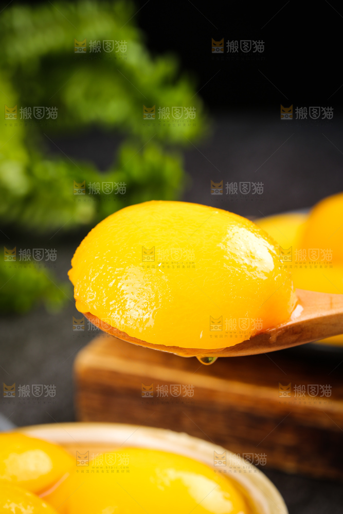 深底上的黄桃罐头