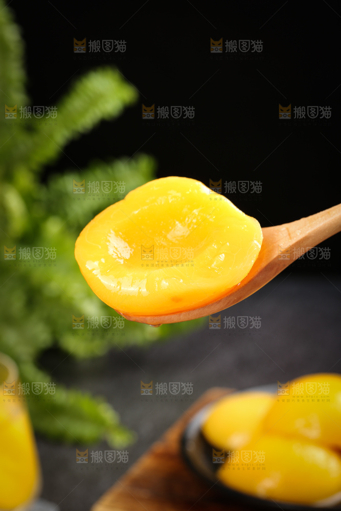 深底上的黄桃罐头