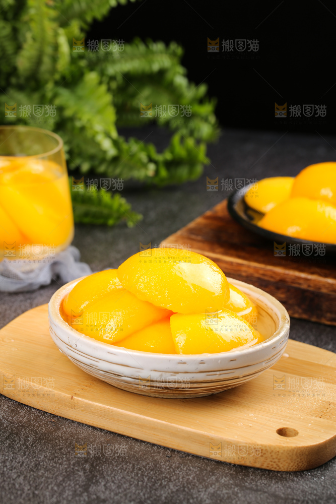 深底上的黄桃罐头