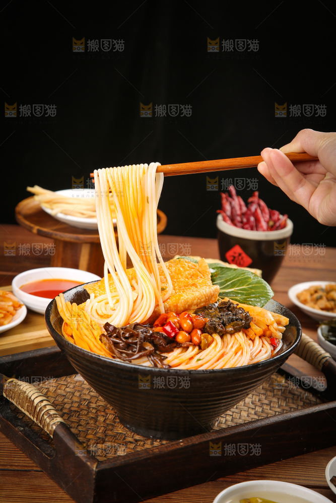 深底上的螺蛳粉