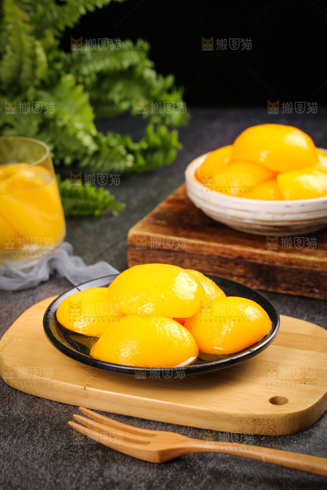 深底上的黄桃罐头