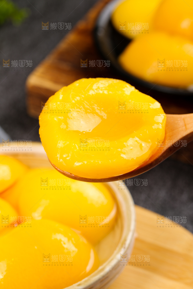 深底上的黄桃罐头