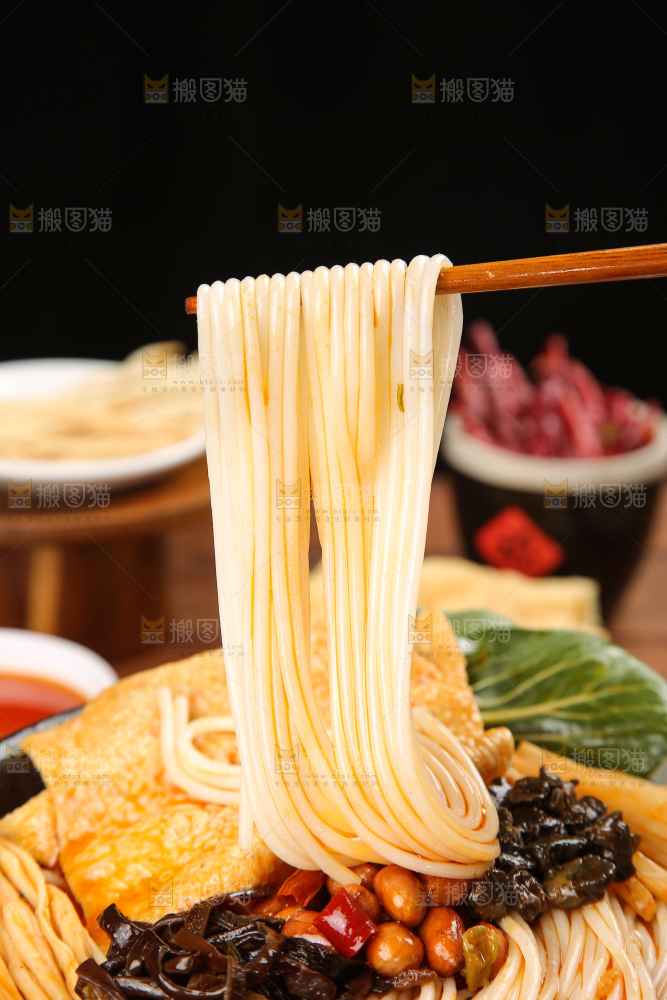 深底上的螺蛳粉
