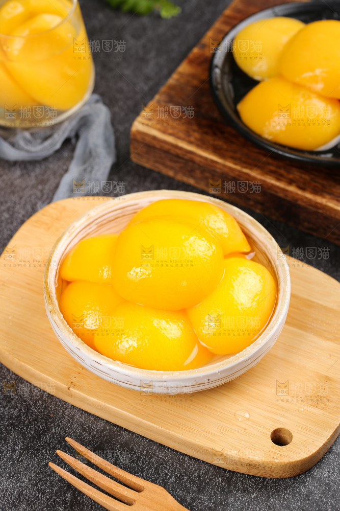 深底上的黄桃罐头