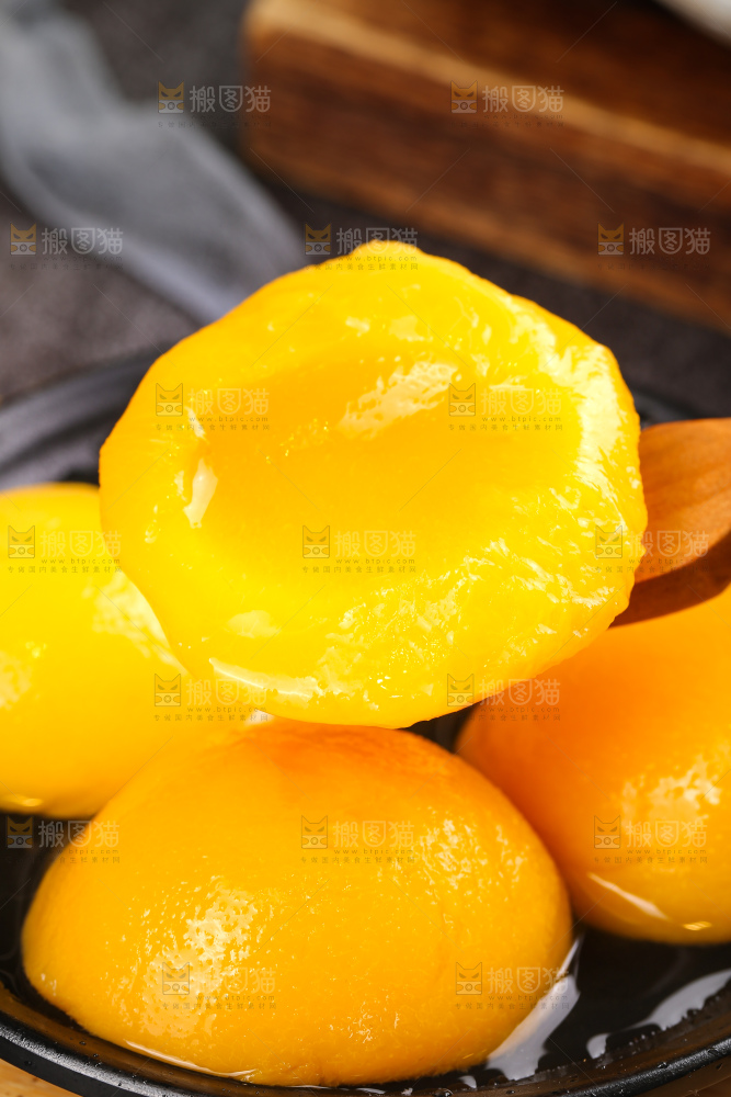 深底上的黄桃罐头