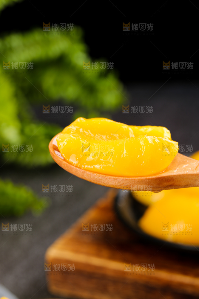 深底上的黄桃罐头