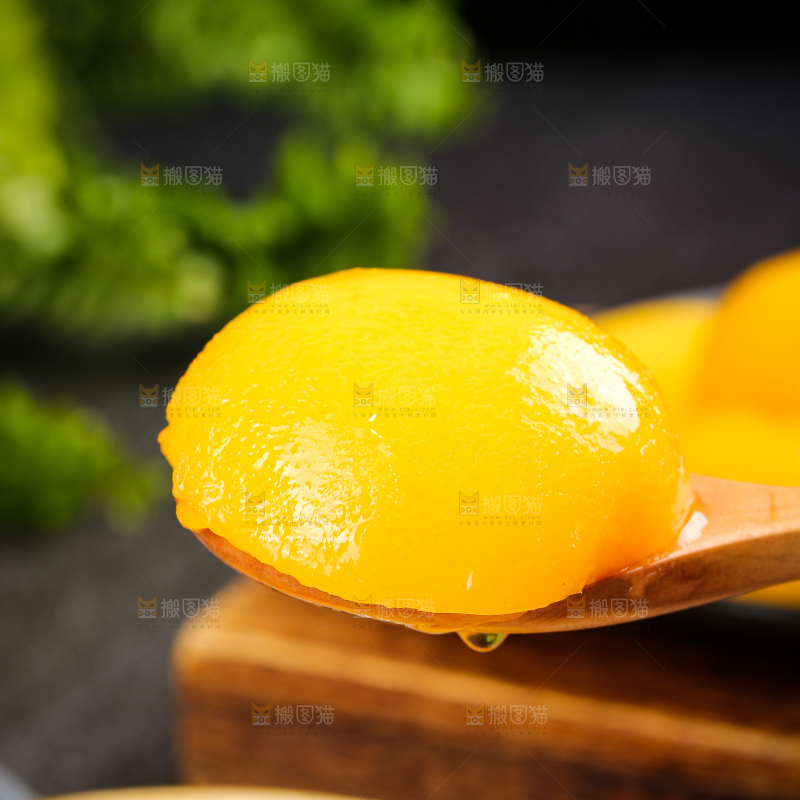 深底上的黄桃罐头