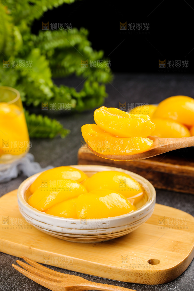 深底上的黄桃罐头