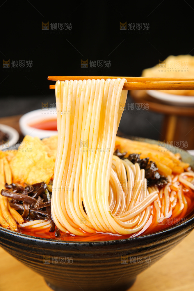 深底上的螺蛳粉