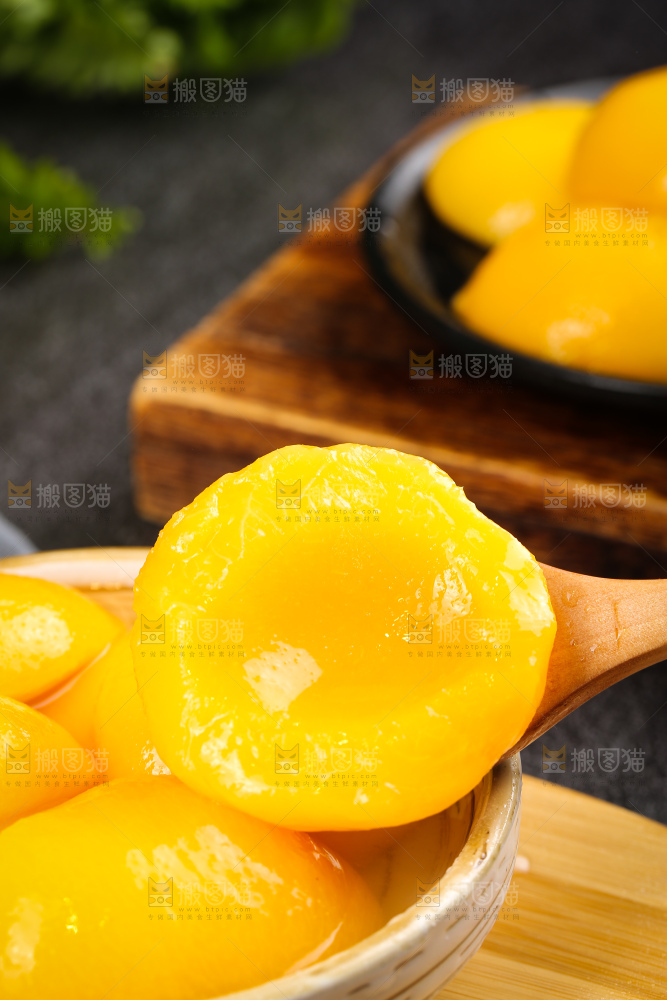 深底上的黄桃罐头