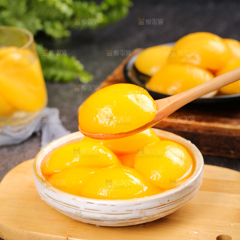 深底上的黄桃罐头