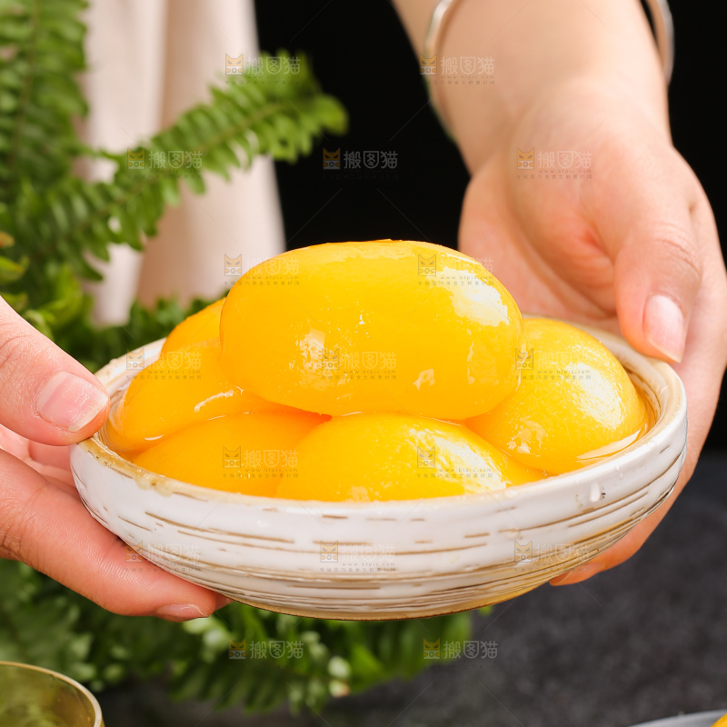 深底上的黄桃罐头