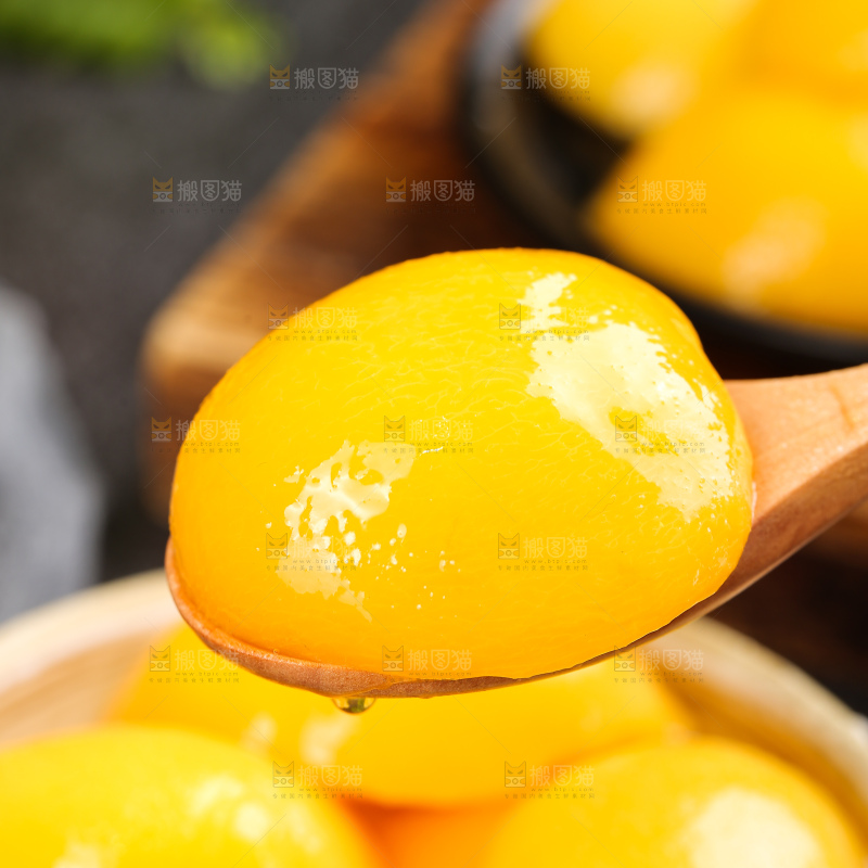 深底上的黄桃罐头