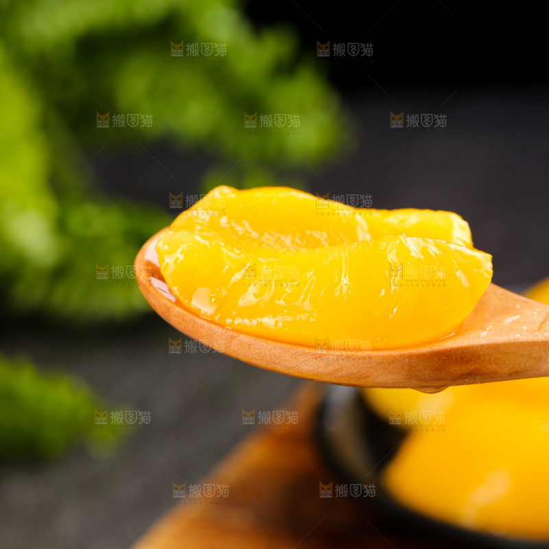 深底上的黄桃罐头