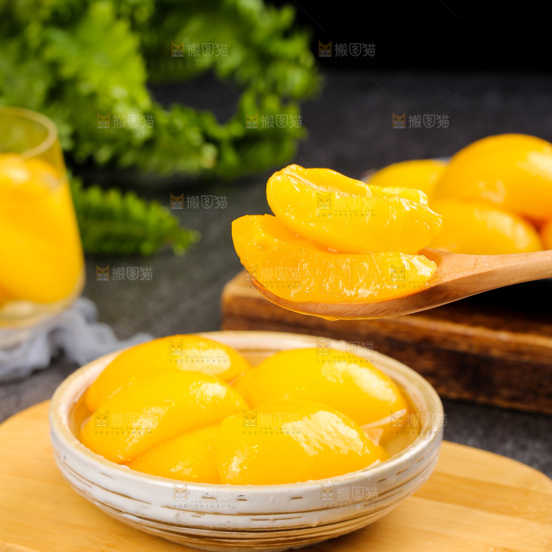 深底上的黄桃罐头