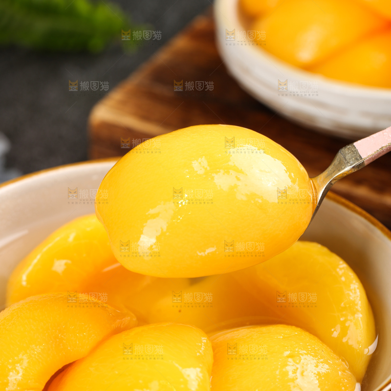 深底上的黄桃罐头
