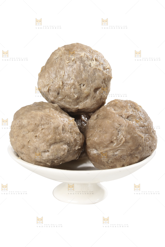 白底上的牛肉丸