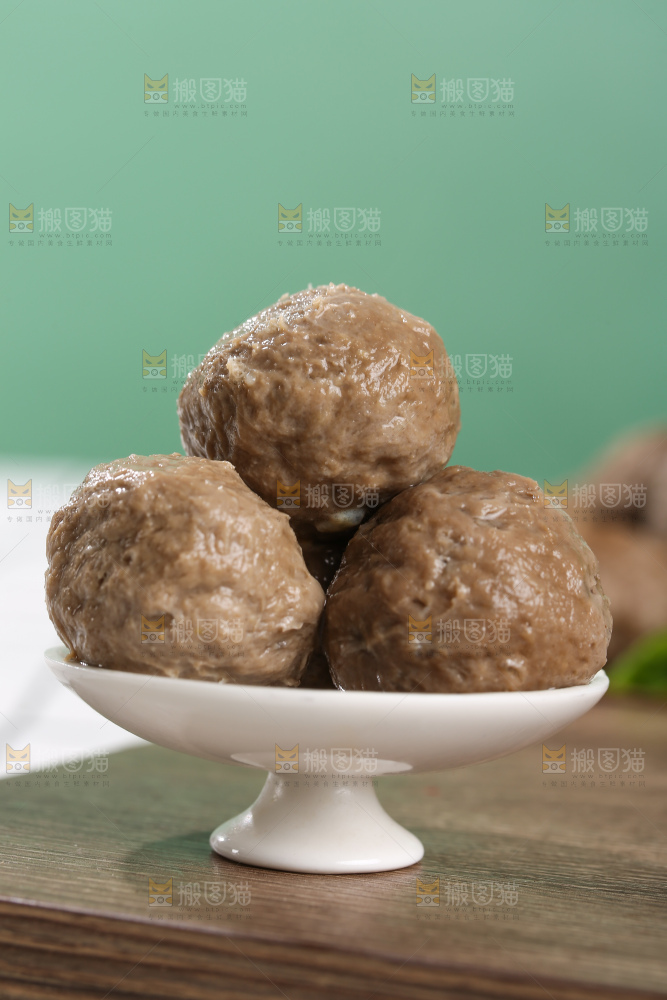 浅底上的牛肉丸
