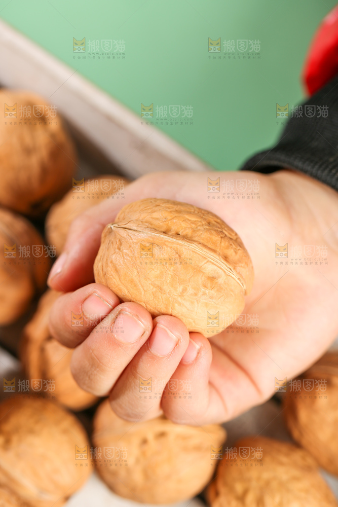 手里拿着核桃