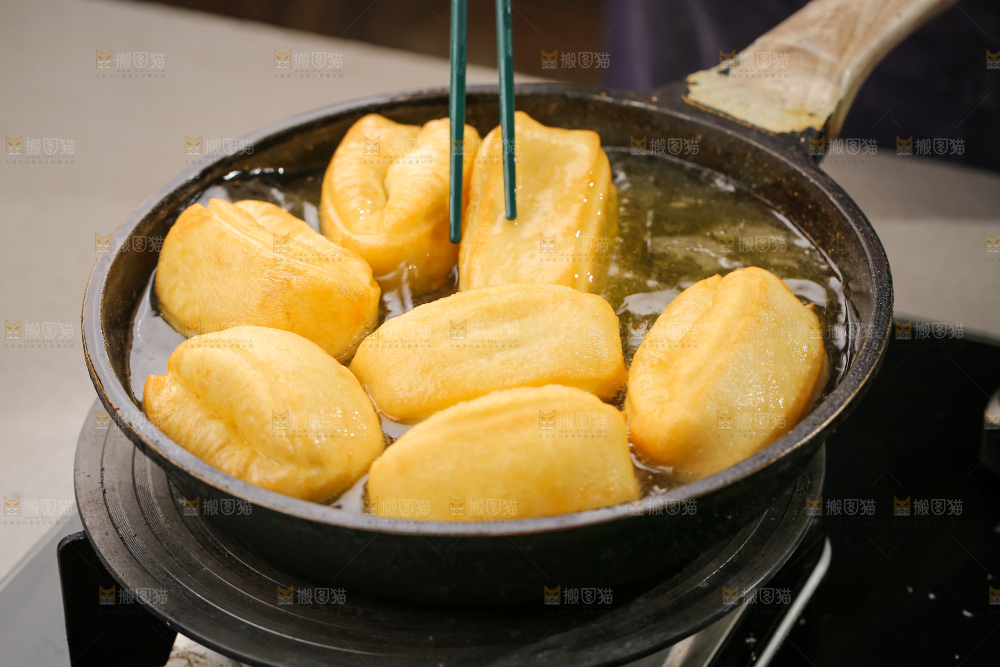 油锅里正在炸着油条