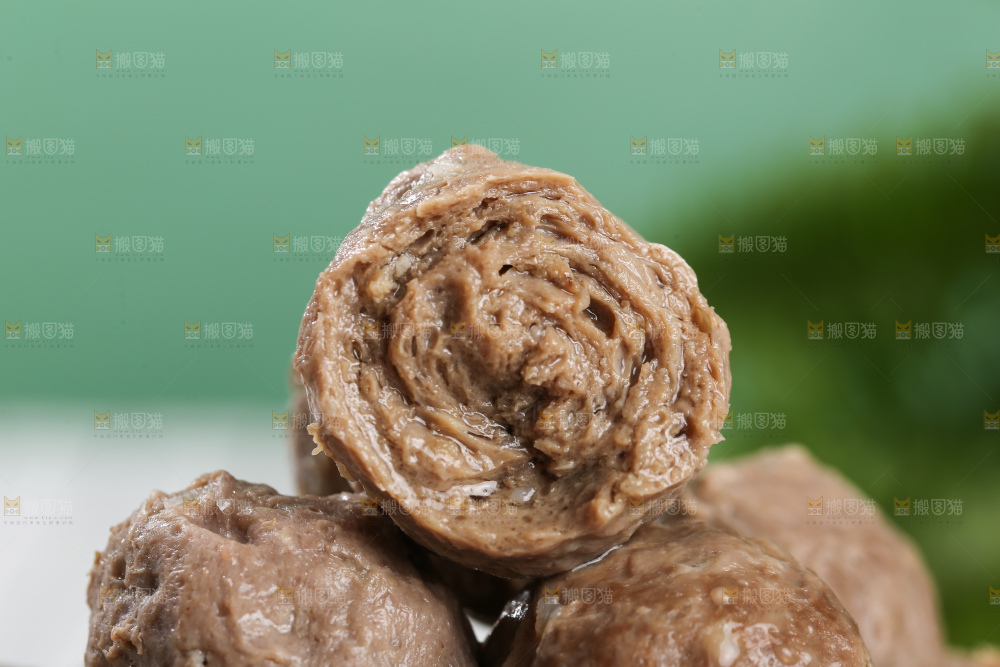 浅底上的牛肉丸
