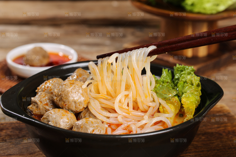 木底上的牛肉丸