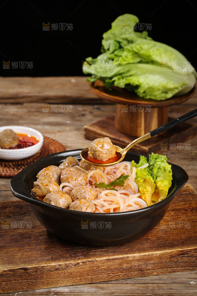 木底上的牛肉丸