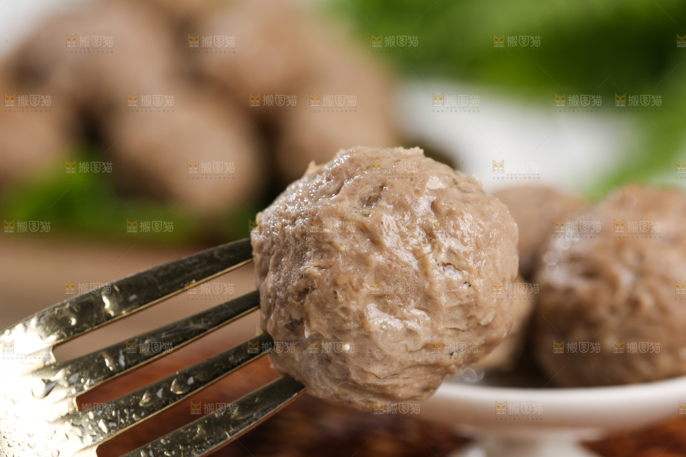 浅底上的牛肉丸