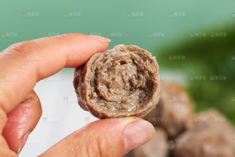浅底上的牛肉丸