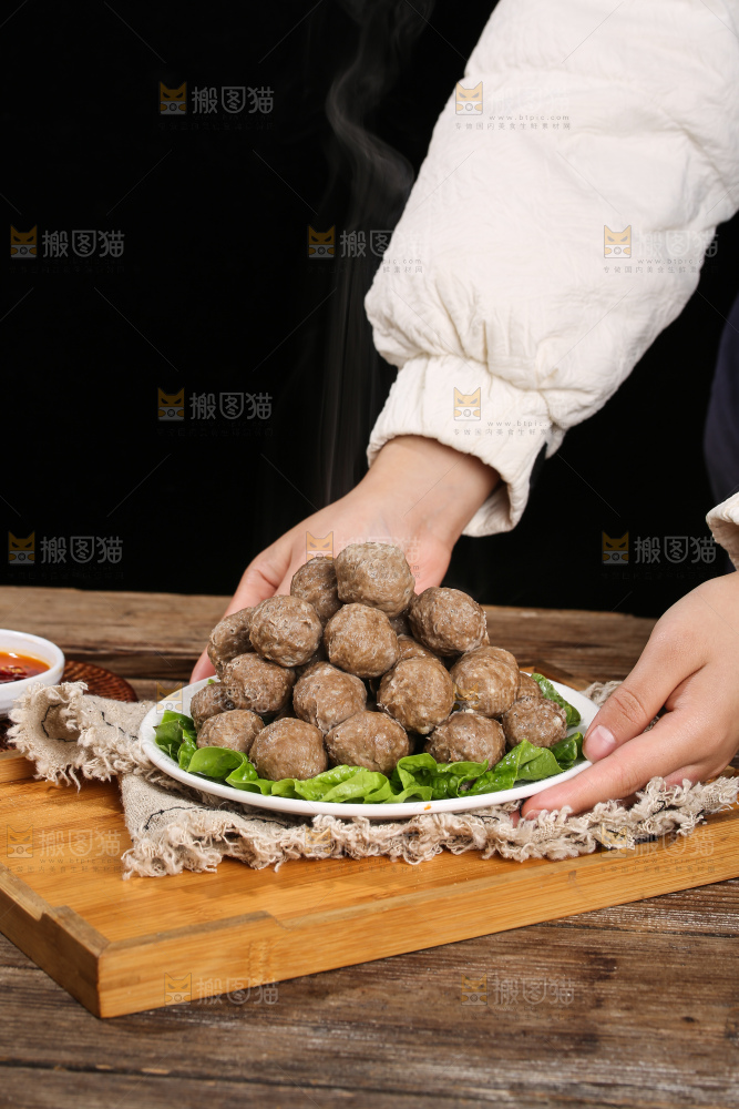 木底上的牛肉丸
