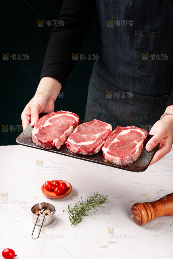 浅底上的新鲜牛排