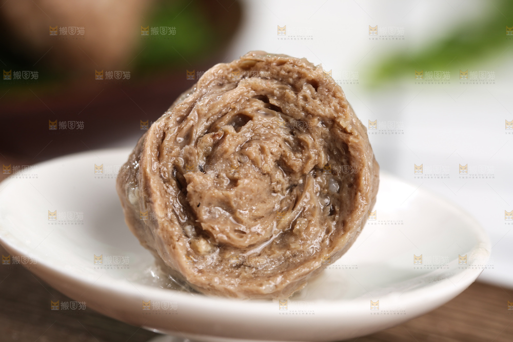 浅底上的牛肉丸