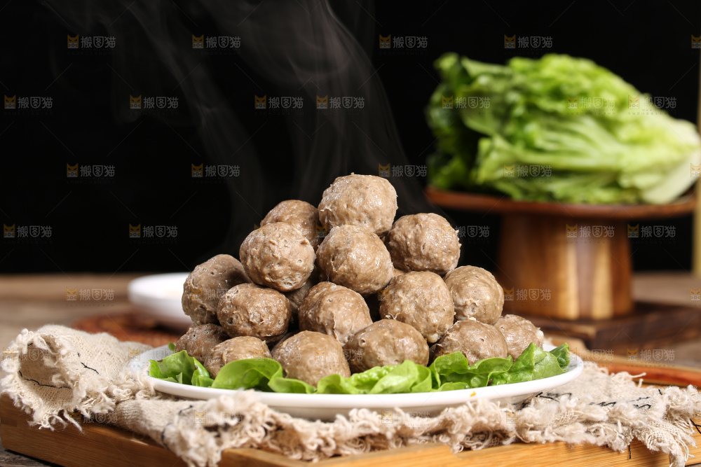 木底上的牛肉丸