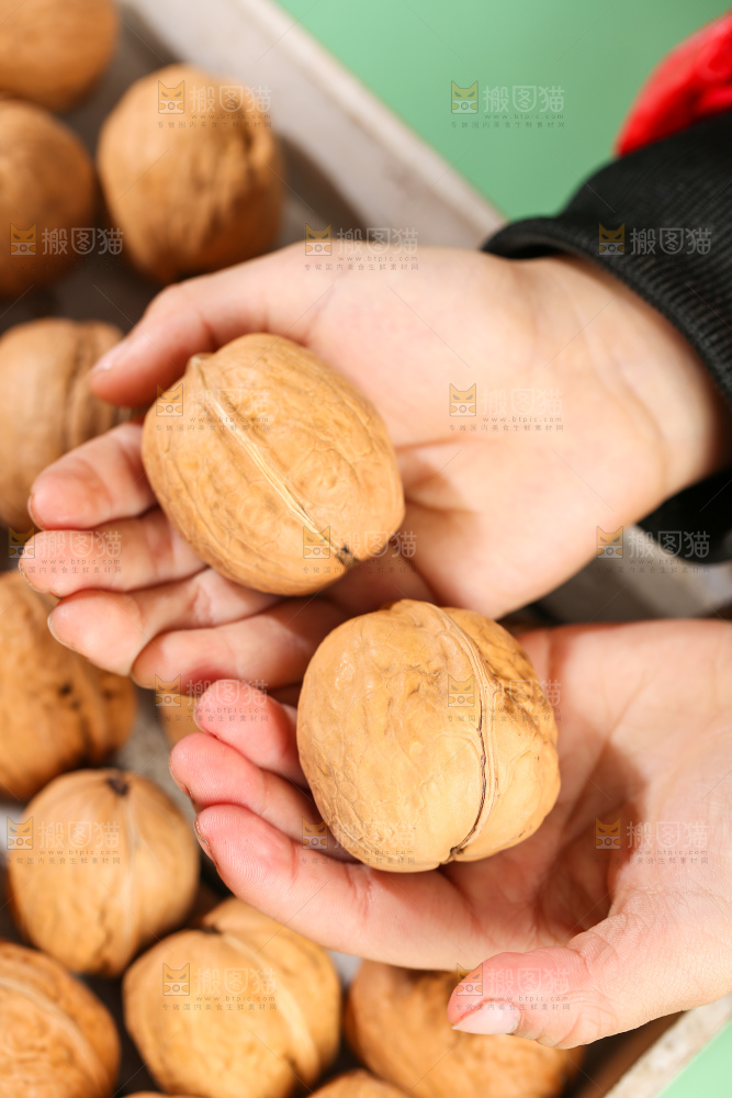 手里拿着核桃