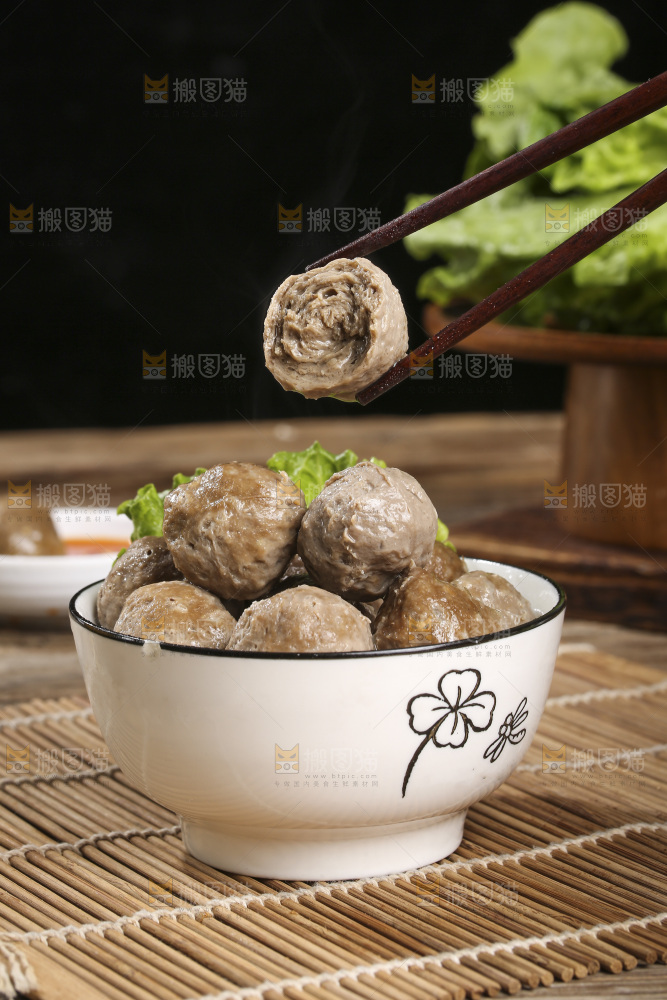 木底上的牛肉丸